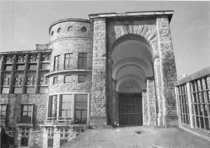 gran puerta de entrada a zona noble desde talleres. Universidad Laboral de Gijón