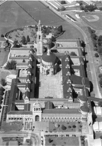 Universidad Laboral de Gijón como ciudad modelo amurallada